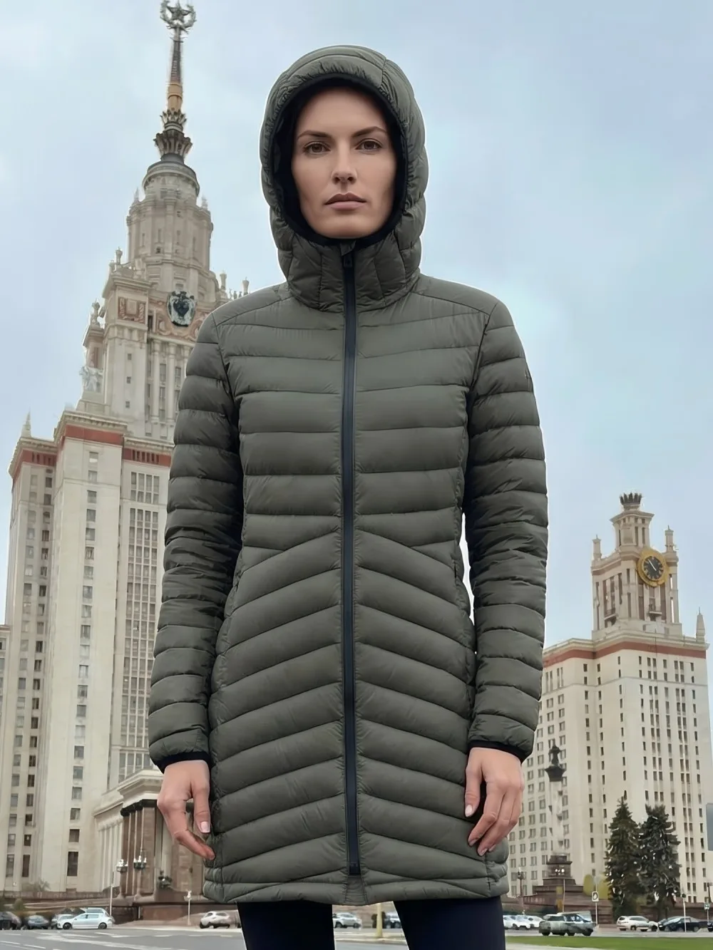 Куртка женская удлинённая стёганая с капюшоном и графеновой подкладкой цвета хаки 9628_1Kh