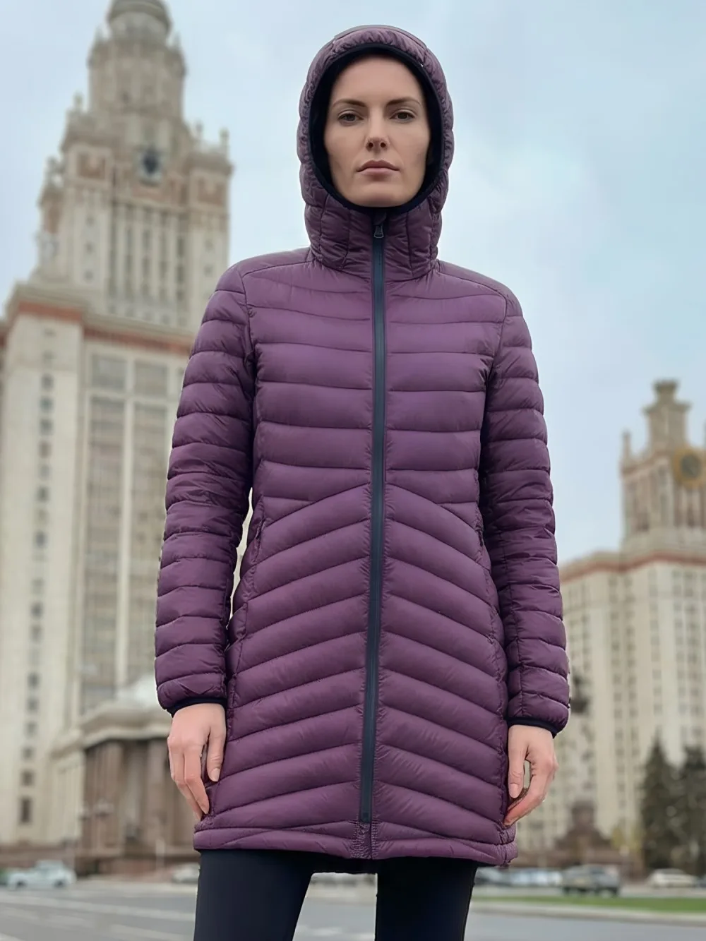 Куртка женская удлинённая стёганая с капюшоном и графеновой подкладкой темно-фиолетового цвета 9628_1TF